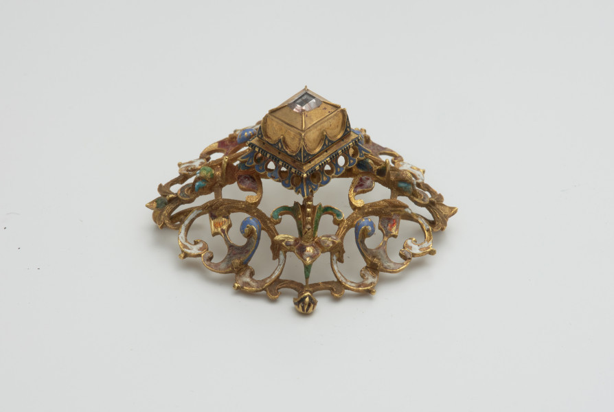 biżuteria, ozdoby - Ujęcie z boku z prawej strony. Ażurowy klejnot z kołpaka z diamentem, zdobiony barwną emalią.