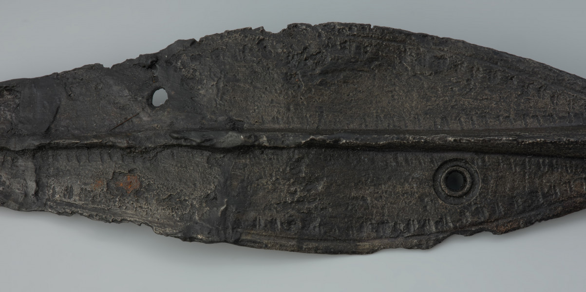 Ornamentowany grot oszczepu z żelaza - Ujęcie detalu od spodu. Ornamentowany grot oszczepu z żelaza.