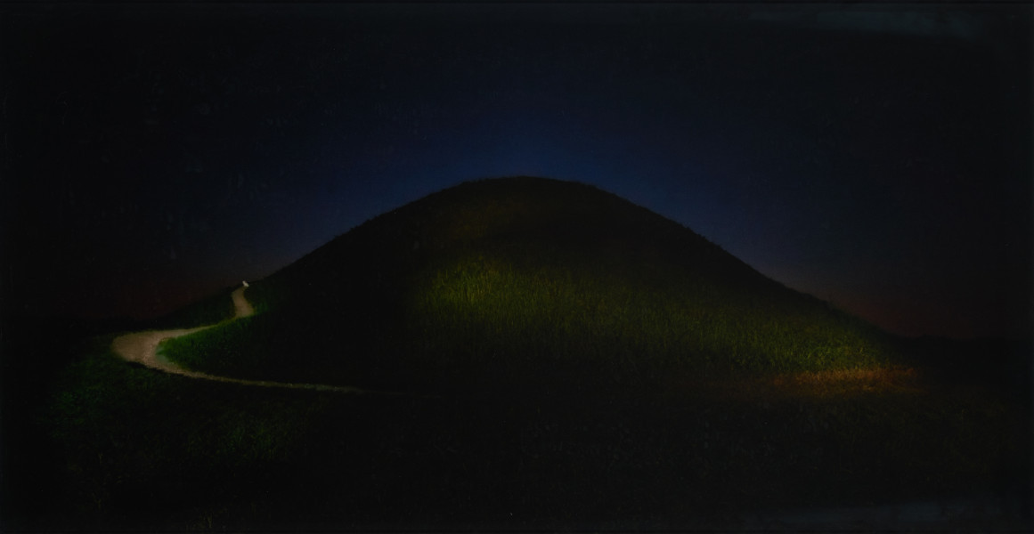 fotografia - Ujęcie z przodu. Fotografia barwna pod pleksi na dibondzie z nocnym przedstawieniem trawiastego pagórka z wijącą się wokół niego ścieżką i sylwetką białego kota na jej końcu.