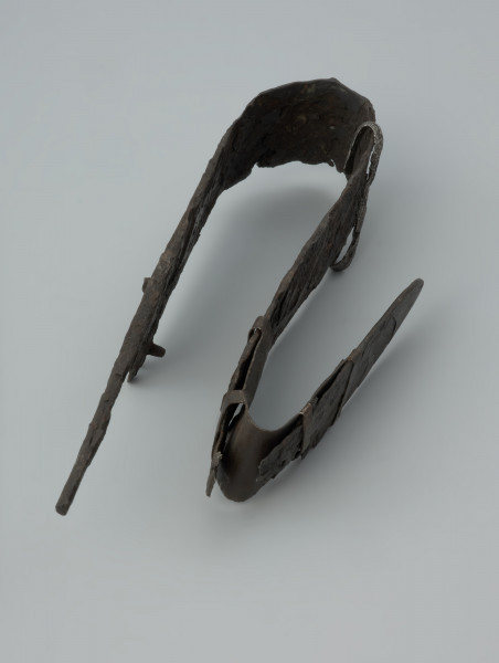 Żelazny miecz jednosieczny rytualnie zgięty. - Ujęcie z góry. Żelazny miecz jednosieczny rytualnie zgięty.