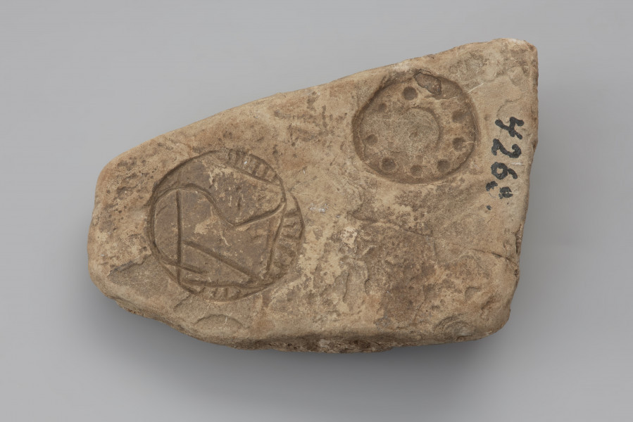 forma odlewnicza - Ujęcie z góry prawej strony. Forma kamienna do wielokrotnego odlewania ozdób ze stopów metali kolorowych.