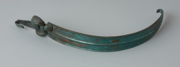 ozdoba; Klamra do pasa - Ujęcie z przodu. Wykonana z brązu trójczłonowa zdobiona klamra do pasa.