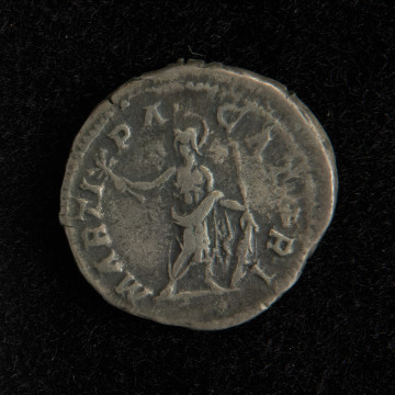 moneta srebrna - Ujęcie rewersu. Denar srebrny Karakalli. Powierzchnie nie są starte, a wyobrażenia i napisy są czytelne.