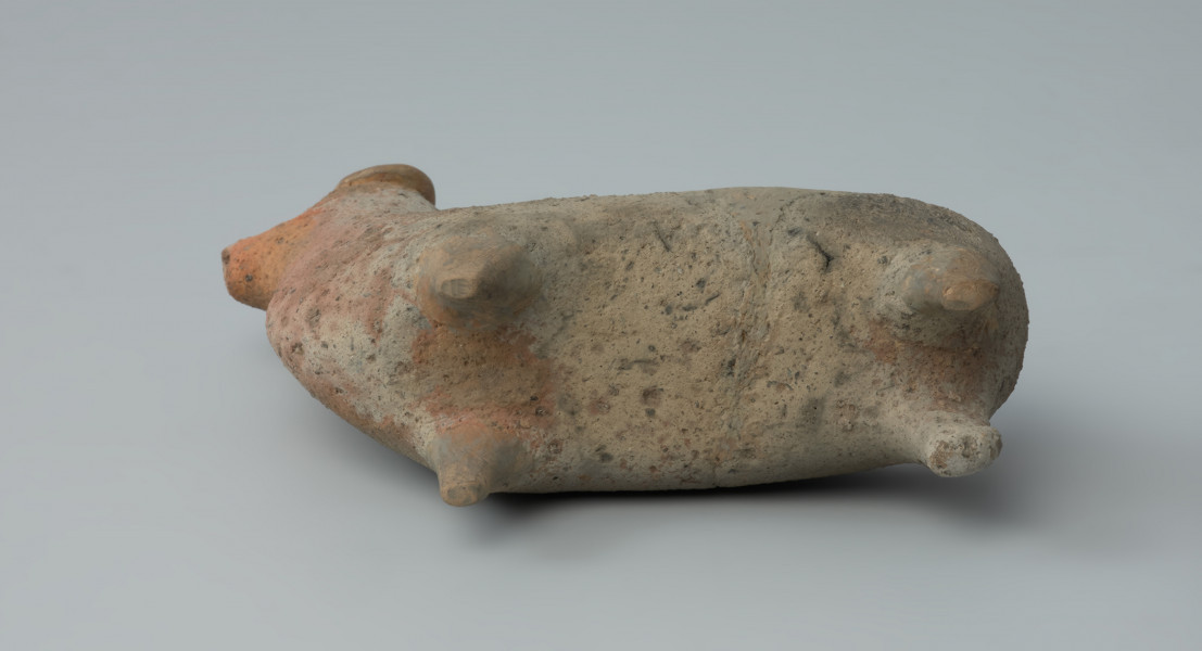 Ujęcie z dołu. Gliniane naczynie przedstawiające postać barana.