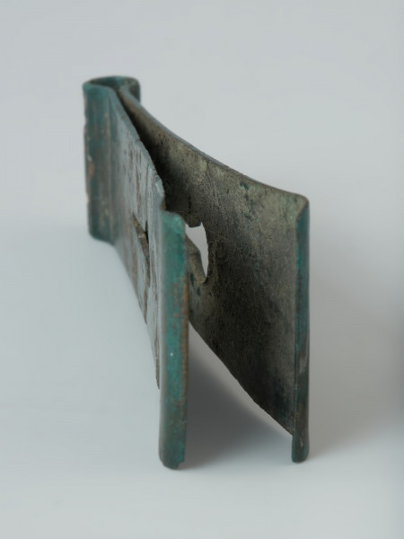 Pinceta (szczypce) z brązu. - Ujęcie z przodu. Pinceta (szczypce) z brązu.