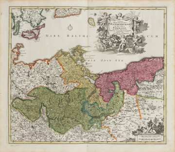 MNS/H/1067 Kolorowana mapa Pomorza i Brandenburgii - Ujęcie z przodu. Obejmuje obszar Pomorza, Meklemburgii, Brandenburgii, część Wielkopolski i Ziemi Lubuskiej. W prawym dolnym narożniku tablica z podziałką liniową w oprawie z widokiem lasu i amorka trzymającego cyrkiel. Oprawa tablicy tytułowej przedstawia sześć postaci amorków wśród chmur, trzy dolne podtrzymują dwa herby: Brandenburgii i Pomorza. Górne amorki trzymają tkaninę na której umieszczono tytuł mapy. Mapa kolorowana.