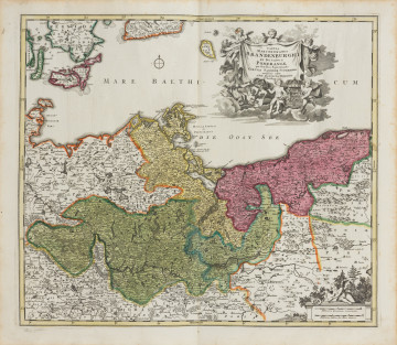 Kolorowana mapa Pomorza i Brandenburgii - Ujęcie z przodu. Obejmuje obszar Pomorza, Meklemburgii, Brandenburgii, część Wielkopolski i Ziemi Lubuskiej. W prawym dolnym narożniku tablica z podziałką liniową w oprawie z widokiem lasu i amorka trzymającego cyrkiel. Oprawa tablicy tytułowej przedstawia sześć postaci amorków wśród chmur, trzy dolne podtrzymują dwa herby: Brandenburgii i Pomorza. Górne amorki trzymają tkaninę na której umieszczono tytuł mapy. Mapa kolorowana.