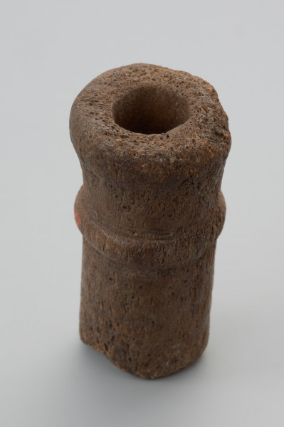 instrument muzyczny - Ujęcie ustnikiem do dołu w pionie. Ustnik instrumentu dętego wytoczony z poroża był elementem drewnianej trąby lub zakrzywionego rogu.