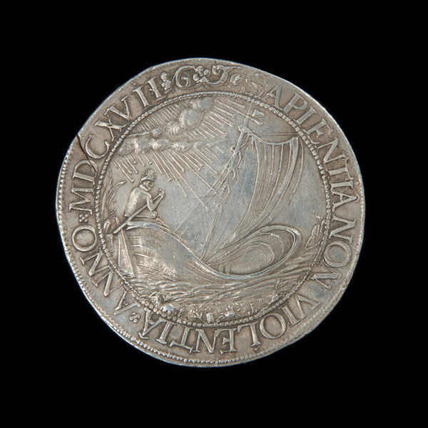 talar okolicznościowy - Ujęcie rewersu. Na rewersie łódź żaglowa z pochylonym masztem i sternikiem siedzącym u steru. Powyżej ciężkie chmury, z których pada deszcz. W perełkowym otoku napis.