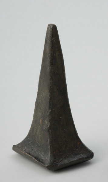 kowadło, narzędzie - Ujęcie w pionie skosem w prawo. Kowadełko brązowe z czworościennym trzpieniem.