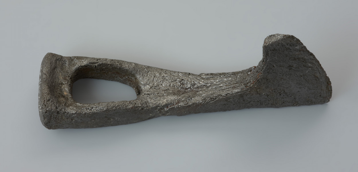 topór bojowy (czekan) - ujęcie przodu z góry w pionie. Żeleźce jest masywne, z ostrzem lekko asymetrycznie opuszczonym w stosunku do toporzyska. Obuch jest zakończony krótkim, silnie wyodrębnionym, sztabkowatym zgrubieniem, tak zwanym młotkiem. Szyjka przechodzi w wąskie, asymetryczne i łukowate ostrze zakończone wyodrębnioną, ukośnie podciętą wąską brodą.