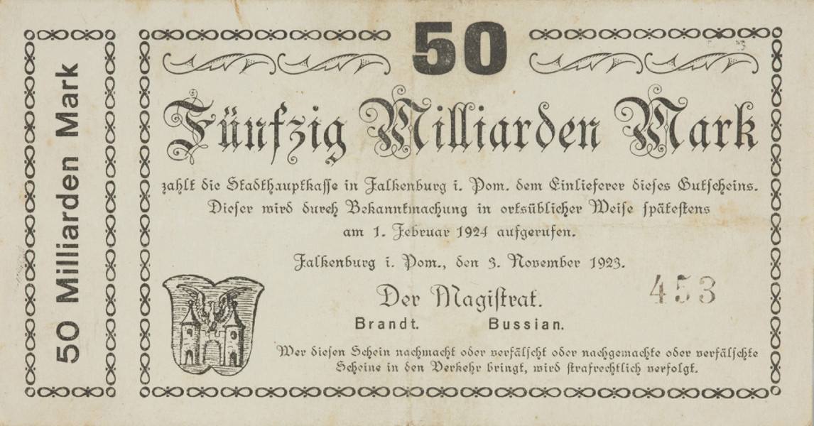 50 miliardów marek - Ujęcie z przodu. Jednostronny bon o nominale 50 miliardów marek z czarnymi gotyckimi napisami. Strona główna: w prostokątnej ramce złożonej z ustawionych poziomo ósemek, czcionką zbliżoną do fraktury w kolorze czarnym napis: 50/ Fünzig Milliarden Mark/ zahlt die Stadthauptkasse in Falkenburg i. Pomm. dem Einlieferer dieses Geldscheins./ Dieser wird durch Bekanntmachung in ortsüblicher Weise spätestens/ am 1. Februar 1924 aufgerufen./ Falkenburg i Pomm., den 3. November 1923./ Der Magistrat/ Brandt. - Bussian./ Wer diesen Schein nachmacht oder ferfälst oder nachgemachte oder ferfälste/ Scheine in der Verkehr bringt, wird strafrechtlich verfolgt. Po prawej stronie w kolorze czarnym numer bonu: 453, a po lewej stronie herb miasta. Po prawej w ramce prostopadle oznaczenie nominału: 50 Milliarden Mark. Strona odwrotna: pusta. Papier biały.
