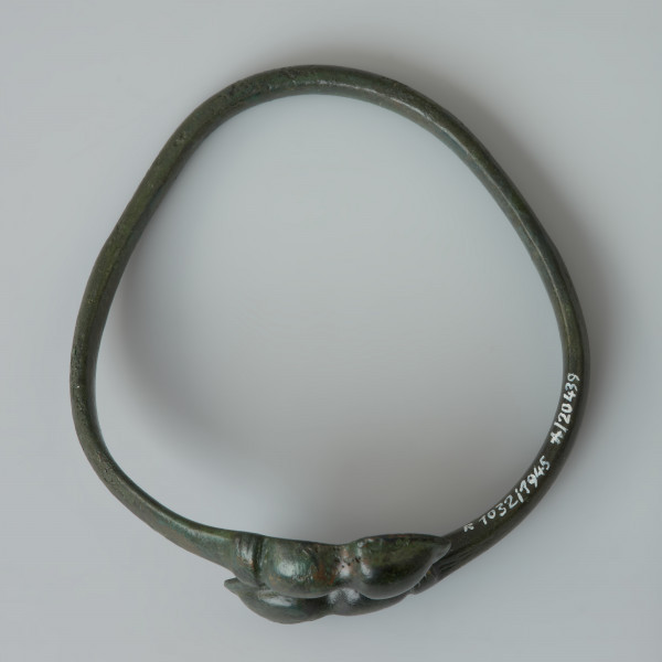 Bransoleta „żmijowata” z brązu. - Ujęcie z góry. Bransoleta „żmijowata” z brązu.