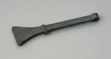 Brązowe szczypczyki z przesuwką. - Ujęcie z przodu. Brązowe szczypczyki zaopatrzone w wąskie ramiona z trójkątnymi zaciskami oraz przesuwkę.