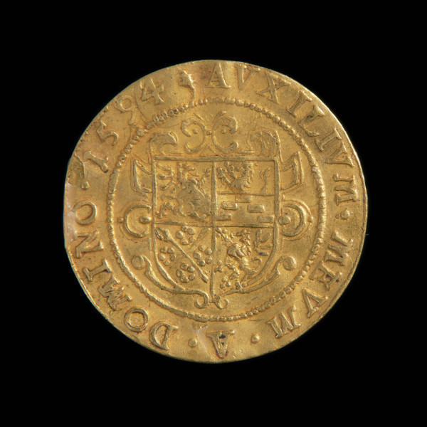 dukat - Ujęcie rewersu. Na rewersie ozdobna czteropolowa tarcza herbowa z herbami: księstwa szczecińskiego, księstwa rugijskiego, hrabstwa choćkowskiego i księstwa wołogoskiego. W perełkowym otoku napis.