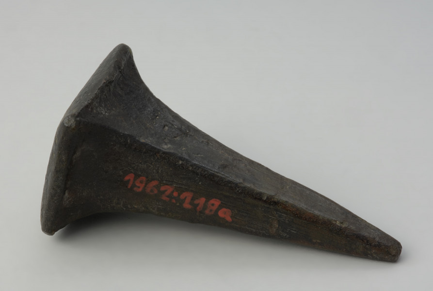 kowadło, narzędzie - Ujęcie w poziomie z prawego boku. Kowadełko brązowe z czworościennym trzpieniem.