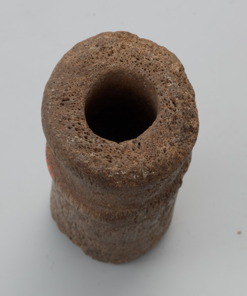 instrument muzyczny - Ujęcie przodu ustnika z góry. Ustnik instrumentu dętego wytoczony z poroża był elementem drewnianej trąby lub zakrzywionego rogu.