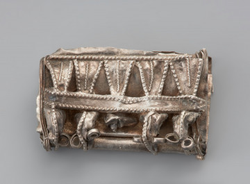 ozdoba - Ujęcie z przodu. Kaptorga prostokątna zdobiona filigranem i motywem zoomorficznym.