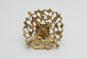 biżuteria, ozdoby - Ujęcie spodu klejnotu. Ażurowy klejnot z kołpaka z diamentem, zdobiony barwną emalią.
