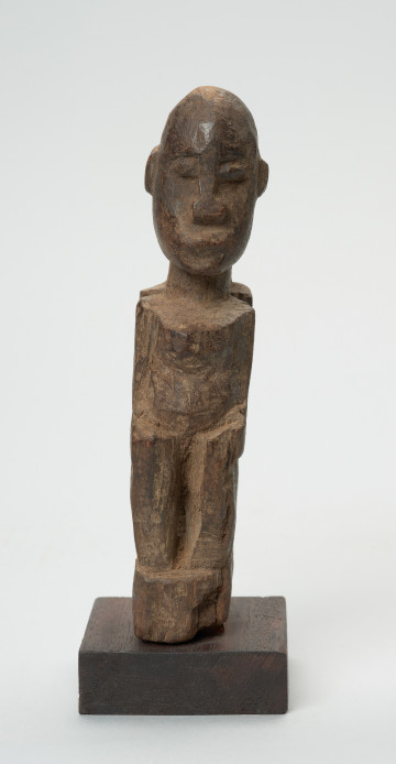 rzeźba - Ujęcie z przodu. Wizerunek dwóch mitycznych postaci Yebane. Stykają się od tyłu głowami, pośladkami.