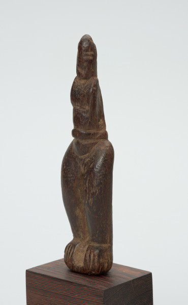 rzeźba - Ujęcie przodu skosem w lewą stronę. Figurka - postać kobiety. Nacisk położono na pośladki i uda, które zostały bardzo uwydatnione. Brak rąk.