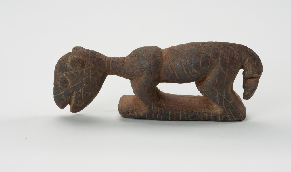 rzeźba - Ujęcie prawego boku.  Drewniana rzeźba szakala, nazywanego inaczej bladym lisem.