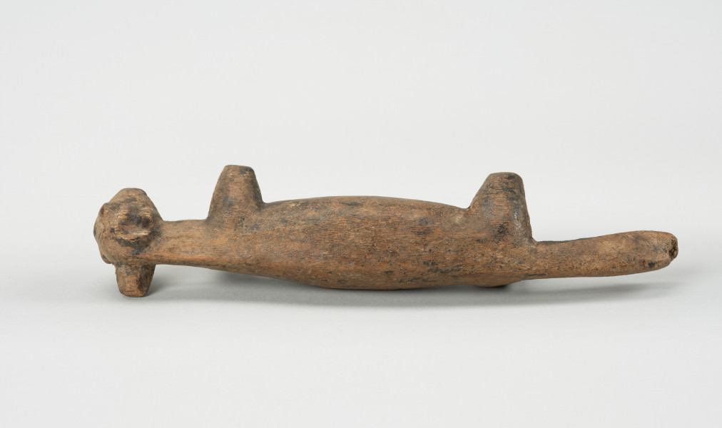 rzeźba - Ujęcie grzbietu. Rzeźba z drewna zwierzęcia przypominającego szakala.