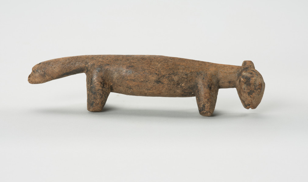 rzeźba - Ujęcie lewej strony. Rzeźba z drewna zwierzęcia przypominającego szakala.