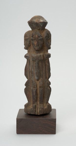 rzeźba - Ujęcie prawej strony rzeźby. Drewniana rzeźba czterech postaci zwróconych do siebie plecami. Każdy z nich zwrócony jest w inną stronę świata. Postaci wyrzeźbione schmeatycznie. Zarysowana duża, podłużna głowa, szczupłe ramiona, tułów, krótkie nogi ugięte w kolanach.