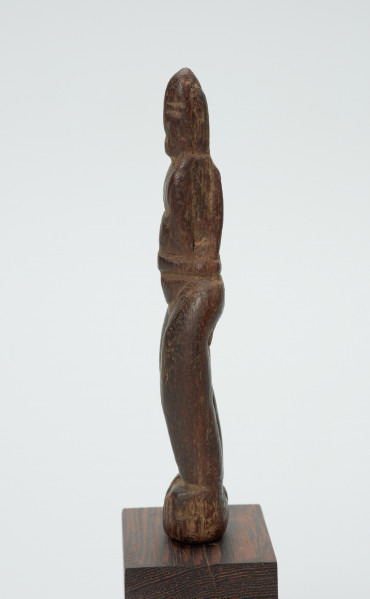 rzeźba - Ujęcie prawej strony. Figurka - postać kobiety. Nacisk położono na pośladki i uda, które zostały bardzo uwydatnione. Brak rąk.