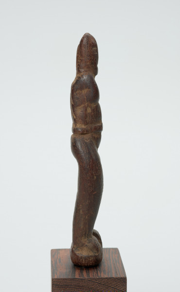 rzeźba - Ujęcie lewej strony rzeźby. Figurka - postać kobiety. Nacisk położono na pośladki i uda, które zostały bardzo uwydatnione. Brak rąk.