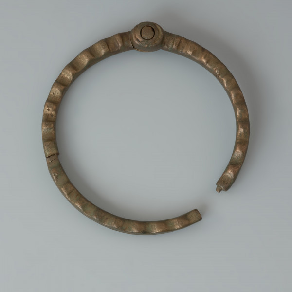 Ujęcie z dołu. Naszyjnik koronowaty z brązu.