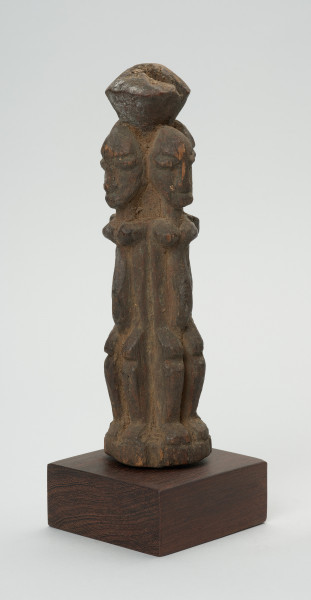 rzeźba - Ujęcie przodu skosem w prawą stronę. Drewniana rzeźba czterech postaci zwróconych do siebie plecami. Każdy z nich zwrócony jest w inną stronę świata. Postaci wyrzeźbione schmeatycznie. Zarysowana duża, podłużna głowa, szczupłe ramiona, tułów, krótkie nogi ugięte w kolanach.