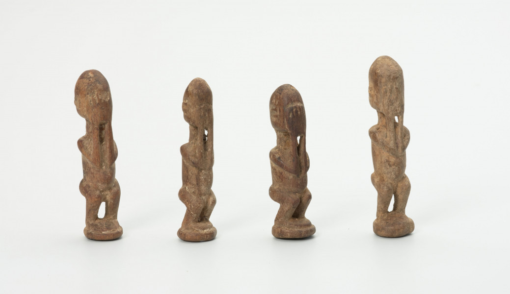 rzeźba - Ujęcie z lewego boku; Zestaw składa się z czterech małych, drewnianych, stojących figurek przedstawiających postacie ludzkie – najprawdopodobniej przodków. Wszystkie mają zakryte dłońmi twarze.