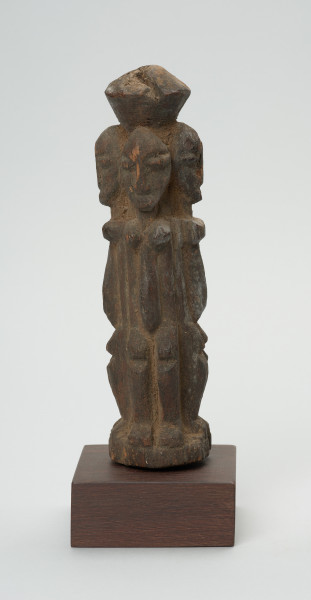 rzeźba - Ujęcie z przodu. Drewniana rzeźba czterech postaci zwróconych do siebie plecami. Każdy z nich zwrócony jest w inną stronę świata. Postaci wyrzeźbione schmeatycznie. Zarysowana duża, podłużna głowa, szczupłe ramiona, tułów, krótkie nogi ugięte w kolanach.