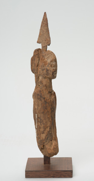 rzeźba - Ujęcie prawego boku rzeźby. Uproszczona postać ludzka, z wetkniętym grotem strzały. Stanowi część wyposażenia grobu.