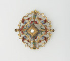 biżuteria, ozdoby - Ujęcie z góry przodu klejnotu. Ażurowy klejnot z kołpaka z diamentem, zdobiony barwną emalią.