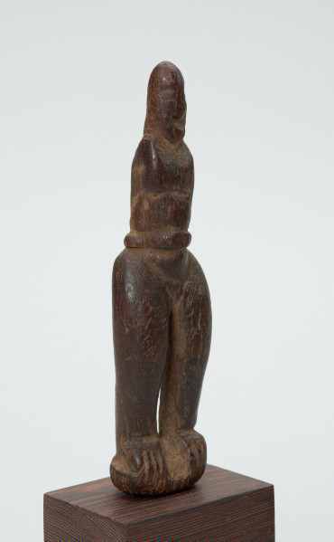 rzeźba - Ujęcie przodu skosem w prawą stronę. Figurka - postać kobiety. Nacisk położono na pośladki i uda, które zostały bardzo uwydatnione. Brak rąk.