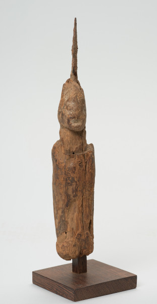 rzeźba - Ujęcie przodu lekkim skosem w prawo. Uproszczona postać ludzka, z wetkniętym grotem strzały. Stanowi część wyposażenia grobu.