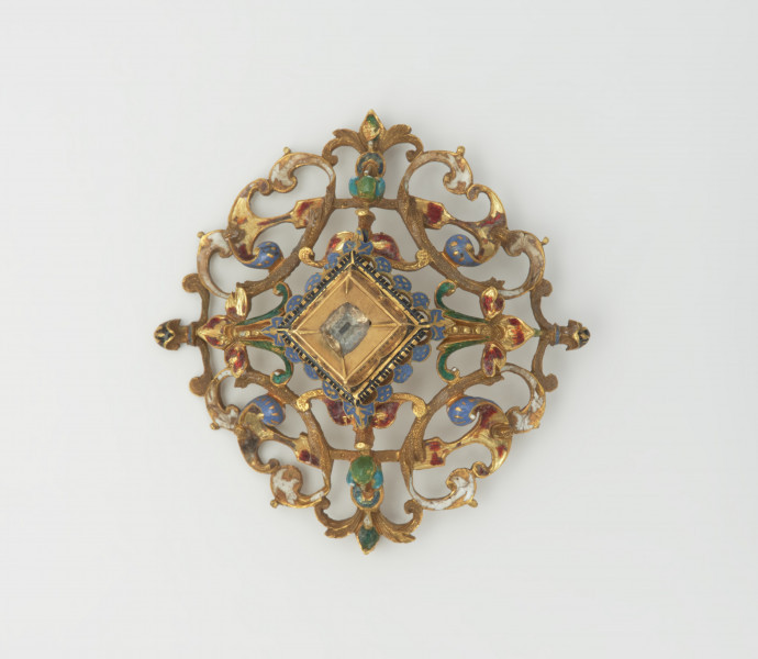 biżuteria, ozdoby - Ujęcie z góry przodu klejnotu. Ażurowy klejnot z kołpaka z diamentem, zdobiony barwną emalią.