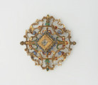 biżuteria, ozdoby - Ujęcie z góry przodu klejnotu. Ażurowy klejnot z kołpaka z diamentem, zdobiony barwną emalią.