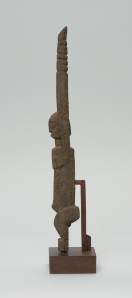 rzeźba - Ujęcie lewego boku. Figura antropomorficzna przedstawiająca postać z rękoma wyciągniętymi do góry. Ręce nieproporcjonalnie długie.