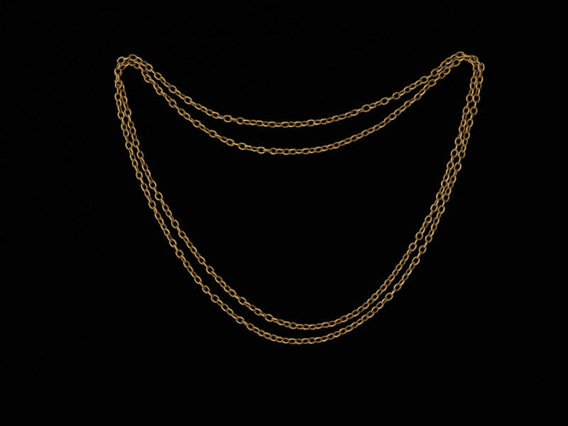 Łańcuszek księcia Franciszka I (1577 - 1620) - Ujęcie całego łańcuszka. Długi łańcuszek z niewielkich owalnych ogniw, na przemian gładkich i z poprzecznymi żłobieniami.