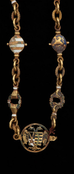 odznaka honorowa elektora saskiego Christiana II - Ujęcie łańcucha odznaki. Odznaka przy pomocy trzech łańcuszków połączona jest z ażurową plakietką z uszkiem. Łańcuch składa się z 30 ozdobnych, ażurowych, emaliowanych ogniw, połączonych kółkami ze złotego drutu. Na połowie z nich ukazano emaliowane herby 15 prowincji saskich. Na pozostałych 15 przedstawiono serce z literą C i kapeluszem elektorskim, trzymane w dwóch dłoniach. Na kolistej zapince emaliowany herb elektorskiej Saksonii.