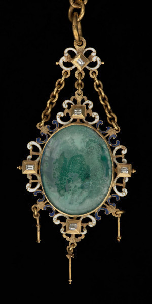 wisior - medalion z portretami elektora saskiego Jana Jerzego I i jego żony - Ujęcie klejnotu z tyłu. Owalny, dwustronny medalion pierwotnie z portretami malowanymi na blasze miedzianej, umieszczonymi pod kaboszonami z kryształu górskiego. Ażurowa, emaliowana oprawa, zdobiona jest diamentami o szlifie tablicowym, w kwadratowych kasztach. U dołu trzy sztyfty po brakujących podwieszonych perłach. Medalion połączony trzema łańcuszkami z ażurową plakietką z uszkiem, zdobioną emalią i pojedynczym diamentem po obu stronach. Łańcuch z gładkich, owalnych ogniw zakończony okrągłą, ażurową zapinką z herbami Saksonii i Brandenburgii.