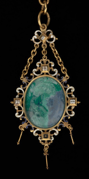 wisior - medalion z portretami elektora saskiego Jana Jerzego I i jego żony - Ujęcie klejnotu z przodu. Owalny, dwustronny medalion pierwotnie z portretami malowanymi na blasze miedzianej, umieszczonymi pod kaboszonami z kryształu górskiego. Ażurowa, emaliowana oprawa, zdobiona jest diamentami o szlifie tablicowym, w kwadratowych kasztach. U dołu trzy sztyfty po brakujących podwieszonych perłach. Medalion połączony trzema łańcuszkami z ażurową plakietką z uszkiem, zdobioną emalią i pojedynczym diamentem po obu stronach. Łańcuch z gładkich, owalnych ogniw zakończony okrągłą, ażurową zapinką z herbami Saksonii i Brandenburgii.