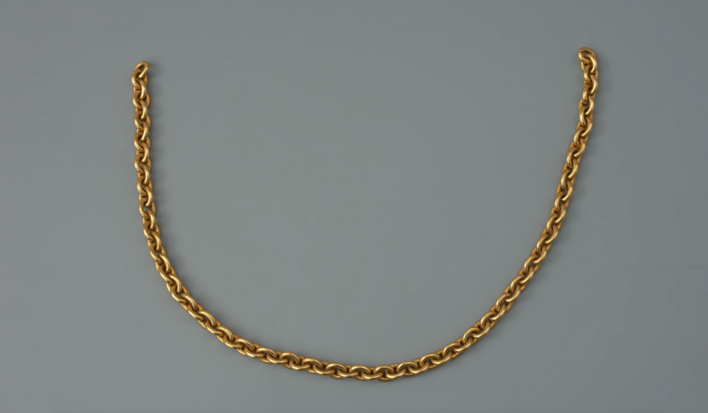 fragment łańcucha - Ujęcie z przodu. Zachowany we fragmencie łańcuch z gładkich, owalnych 77 ogniw.