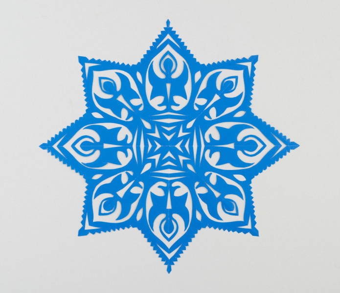 Wycinanka szafirowa - gwiazda. W każde z 8 ramion wpisany otok o kształcie migdałowym z aniołem w środku. W części centralnej kompozycja ze strzałek przypominająca krzyż maltański. Całość wykończona ząbkami.