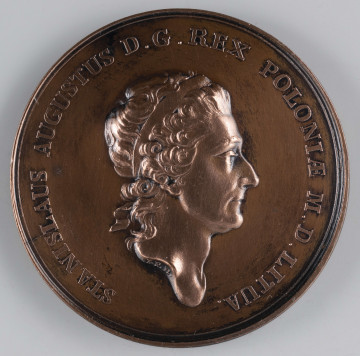 N/1591/ML - AV. Głowa króla z przepaską w profilu w prawo. Napis dookolny:
STANISLAUS AUGUSTUS D.G.REX POLONIAE M.D.LITUA.
Monogram: I.P.H.

RV. Dziewięciowierszowy napis:
DEFICIENTI / AD IMPENSAS / EXERCITUS AERARIO / PUBLICO GEMMAS / PROPRII GAZOPHILACII / INTULIT / ET DONAVIT. / S.A.R. / A.MDCCXC
Całość ujęta pojedynczym otokiem o dwóch wielkościach. Na rancie wada stempla.