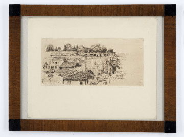 Widok zabudowań na tle szerokiej ściany zrujnowanego założenia. Na pierwszym planie fragmenty domów z 2-spadowymi dachami pokrytymi drobnymi płytkami dachówek. Po lewej, w głębi budynek otoczony tarasem. W tle ściana ruiny z pozostałościami wykuszy, balkonów i podpór architektonicznych nagromadzonymi przy prawym narożniku. W górnej partii kondygnacja z rzędem półkoliście zakończonych otworów. Ponad poziomą krawędzią górną ruiny pas drzew i bujnych zarośli. Ku prawej kompozycja urywa się. Przedstawienie szkicowe, operuje cienkimi liniami zagęszczonymi dla uzyskania faktury ukazanych przedmiotów i światłocienia. 
